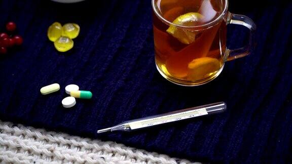 柠檬茶药片和温度计果酱和浆果治疗感冒