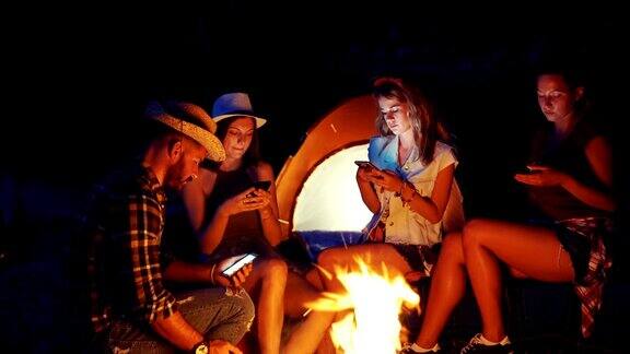 朋友们在露营时使用手机