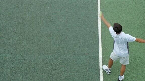 一名网球运动员发球得分然后庆祝