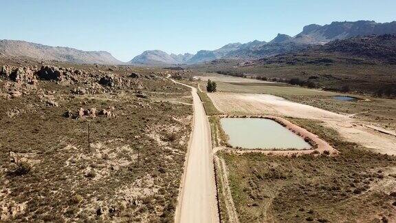 雌性跑过南非塞德堡的极端地形