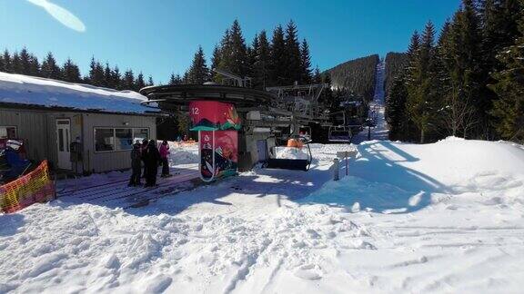 在一个阳光明媚的冬日滑雪胜地的缆车