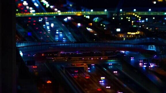 在东京城市的微型高速公路上的一个夜晚的时间间隔
