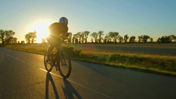 日落日出时一个骑自行车的人沿路使劲地叫卖