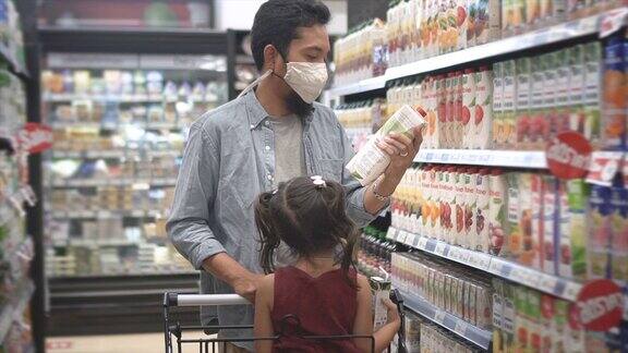 父亲和女儿在超市购物