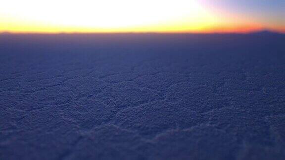 黎明时分在玻利维亚乌尤尼盐沼上空飞行应用倾斜移位效果