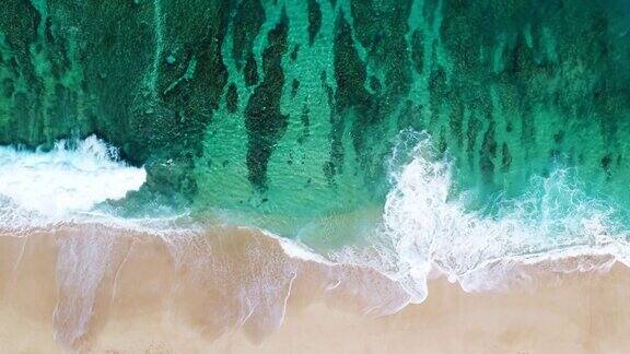 鸟瞰图海浪撞击白沙海滩的局部海岸线在夏季海滩日与珊瑚礁