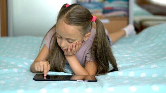 小女孩在家玩平板电脑