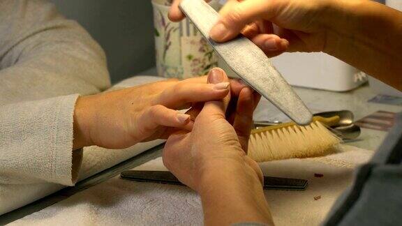 在美容师那里做指甲延伸手术