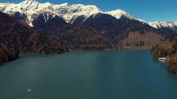 自然景观雪山蓝色的湖和树木