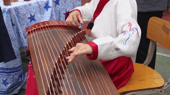 一个小女孩正在演奏中国传统乐器古筝