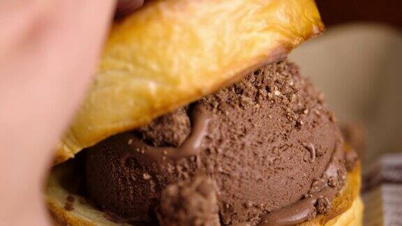 一个诱人的特写镜头展示了用酥脆的牛角酥制成的巧克力冰淇淋三明治
