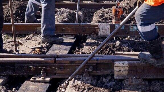 工人们勤奋地修铁路