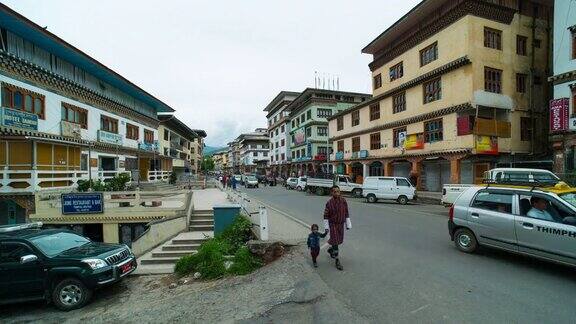 不丹廷布市中心的交通和人群的时间流逝