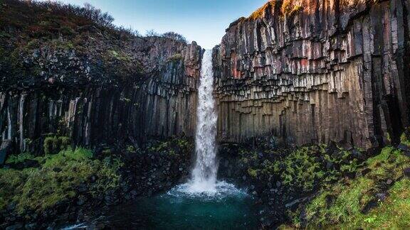 冰岛的斯瓦提福斯瀑布-慢镜头