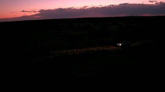 一个孤独的人在夜晚驾车穿过喀拉哈里沙漠
