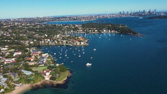 屈臣氏湾在东悉尼新南威尔士州与悉尼市在背景的无人机视图