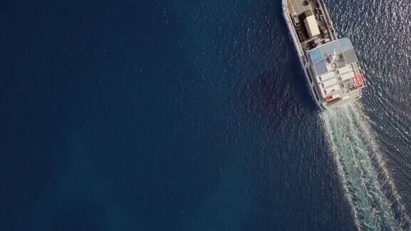 鸟瞰图上的渡轮和汽车行驶在地中海希腊