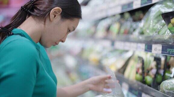在超市购物的年轻女子