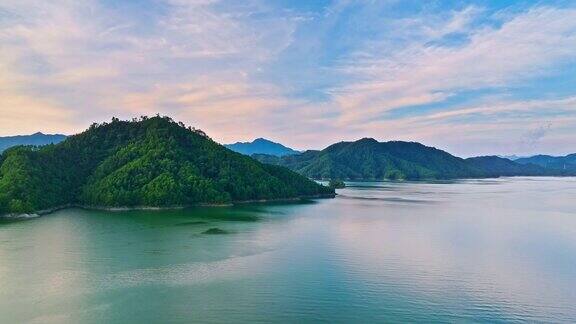 中国浙江省杭州淳安美丽的千岛湖自然景观日落航拍画面