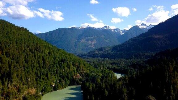 空中的惠斯勒不列颠哥伦比亚山脉和河流4K