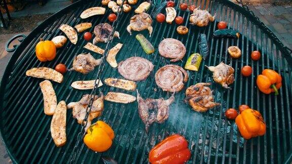俯视图烹饪的肉和蔬菜在烧烤
