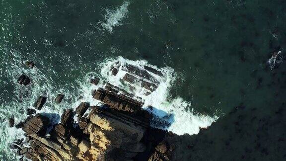在门多西诺海浪撞击岩石的直下Arial视图