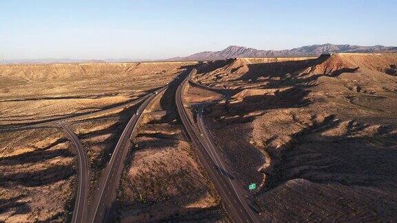 鸟瞰图之间的高速公路桌山附近的Mesquite内华达州美国在早春汽车和卡车很少来往无人机4K超高清视频与缓慢前进的摄像机运动