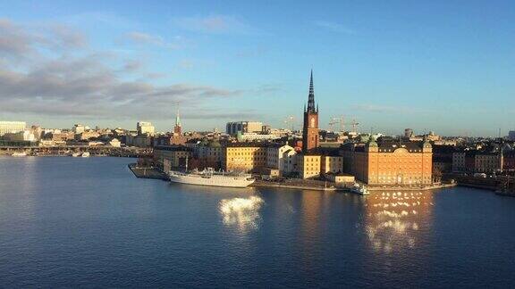 斯德哥尔摩全景与Riddarholmen在日出瑞典