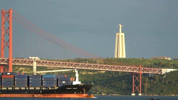 货船在桥下15.05.2018葡萄牙里斯本