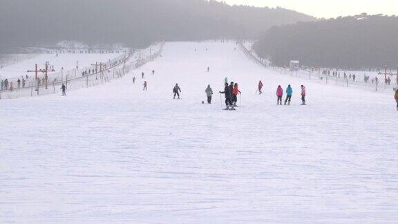 中国北京滑雪场拥挤的游客