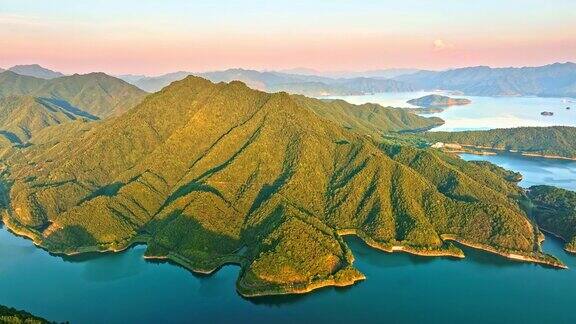 杭州千岛湖日出时的鸟瞰图