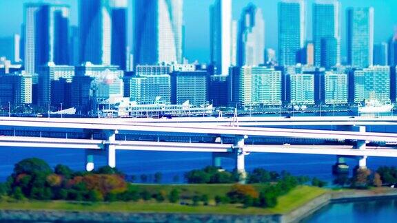 一段时间的微型高速公路在东京的城市倾斜