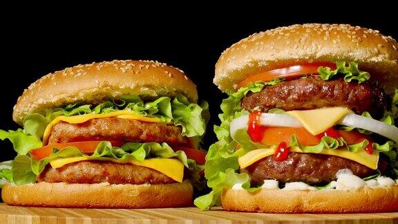 美国快餐多汁的美式汉堡两份牛排酱汁和欧格丽塔米在黑色背景本空间