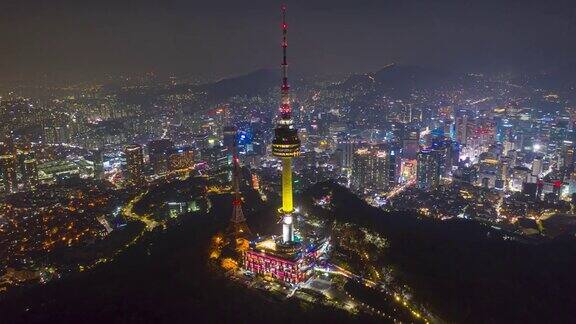 从空中俯瞰韩国首尔市中心的北首尔塔在夜晚的参孙山上有灯光的痕迹