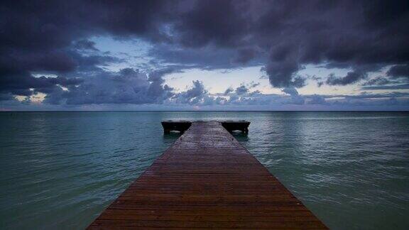 热带日出木制码头码头在加勒比海蓬塔卡纳海滩