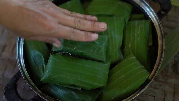 泰国清迈苗族山部落准备有机甜香蕉米饭
