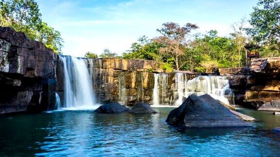 美丽的热带瀑布塔德顿瀑布Chaiyapoom泰国时间流逝拍摄