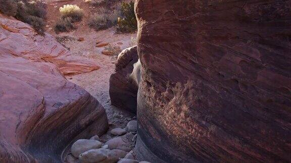 旱季犹他州沙漠槽峡谷的岩石河床