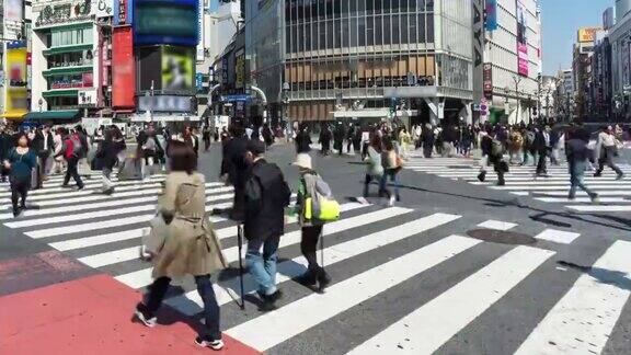 穿过东京涩谷的街道
