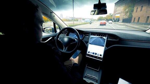 一名男子坐在一辆自动驾驶的电动汽车里未来的自动电动汽车自动驾驶