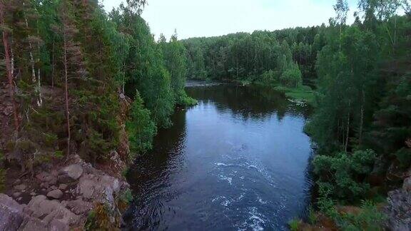 位于北欧受保护森林中的瀑布科瓦奇