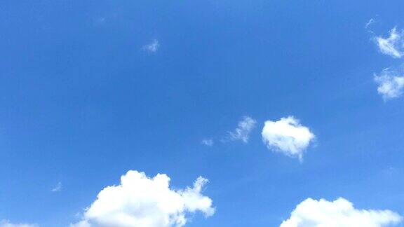 时间流逝天空美丽的云彩风景白色蓬松的云在蓝天