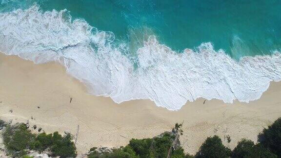 海浪撞击海滩的4K无人机镜头鸟瞰图