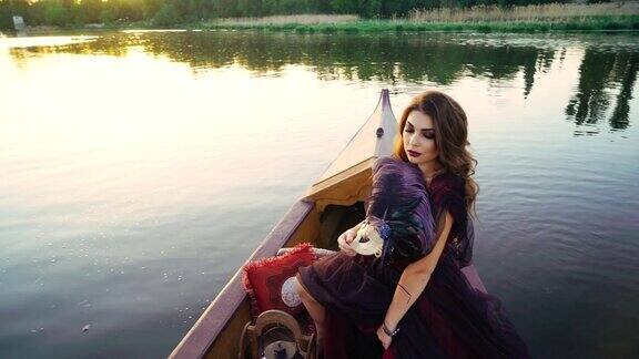 Уoung一个穿着红色裙子的女人在河上的一条船上