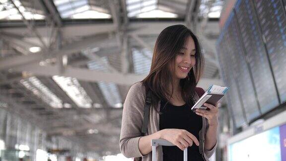 一名女子在机场使用社交媒体进行交流