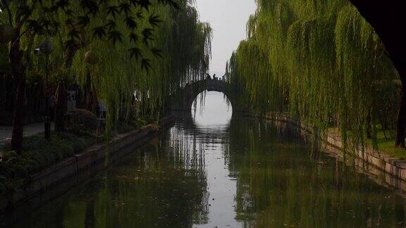 阳光明媚的一天时间杭州城著名的湖河步行桥慢镜头全景4k中国