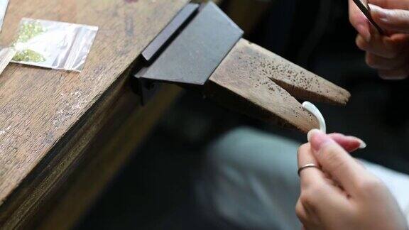 高角度视图的手亚洲韩国女学生使用手锯在大学工作台