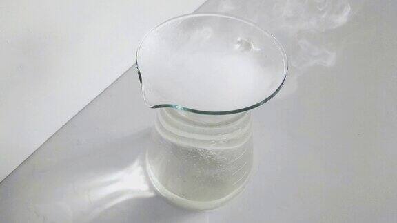 装有透明液体的玻璃用于化学分析