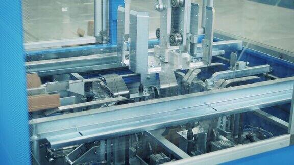 工厂机器制造纸箱