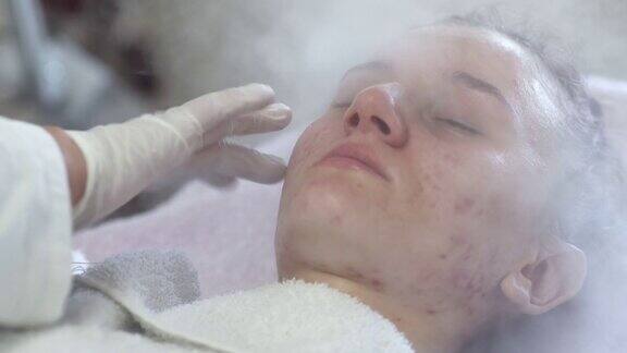 在美容院清洁皮肤之前给年轻女子的面部皮肤蒸蒸汽